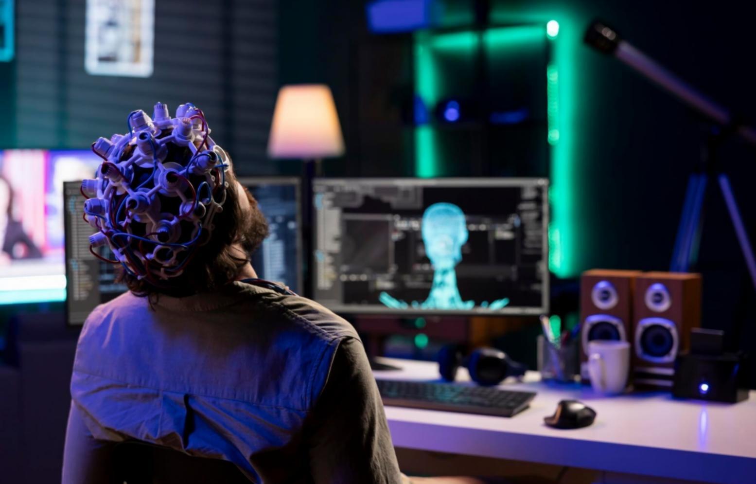 Ambiente di lavoro con monitor che mostrano editor di level design